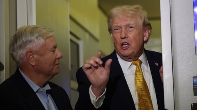 El presidente de Estados Unidos, Donald Trump (derecha), y el senador Lindsey Graham (R-SC) hablan con los medios de comunicación a bordo del Air Force One, de camino a Washington D. C., el 4 de enero de 2026. (Foto de Joe Raedle/Getty Images)