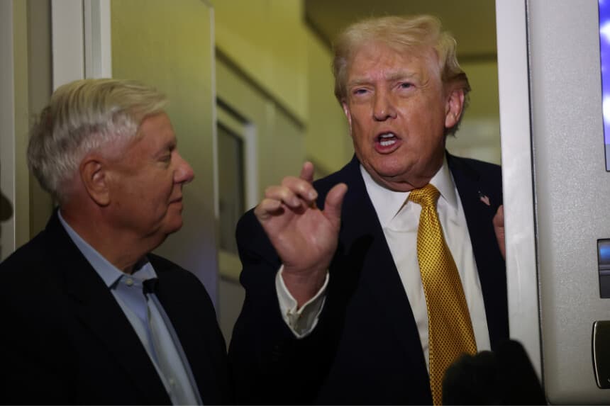 El presidente de Estados Unidos, Donald Trump (derecha), y el senador Lindsey Graham (R-SC) hablan con los medios de comunicación a bordo del Air Force One, de camino a Washington D. C., el 4 de enero de 2026. (Foto de Joe Raedle/Getty Images)