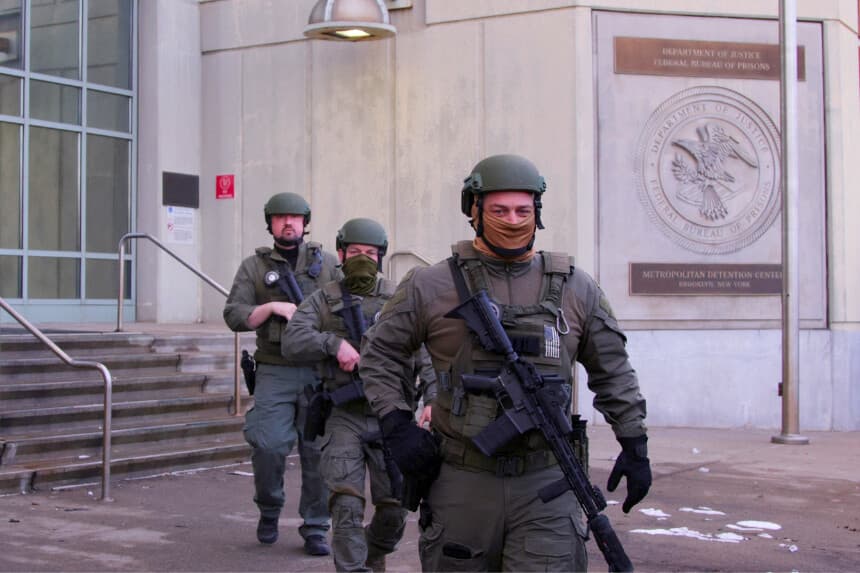 Agentes federales del Departamento de Justicia de EE. UU. montan guardia frente al Centro Metropolitano de Detención, donde se encuentra recluido el derrocado presidente venezolano Nicolás Maduro, en el distrito de Brooklyn de la ciudad de Nueva York, el 4 de enero de 2026. (Foto de Leonardo Muñoz / AFP a través de Getty Images)