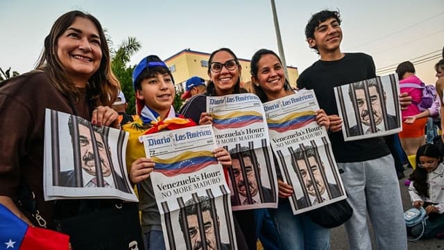 Opositores al derrocado presidente venezolano Nicolás Maduro se manifiestan en Doral, Florida, el 4 de enero de 2026. (GIORGIO VIERA / AFP vía Getty Images)
