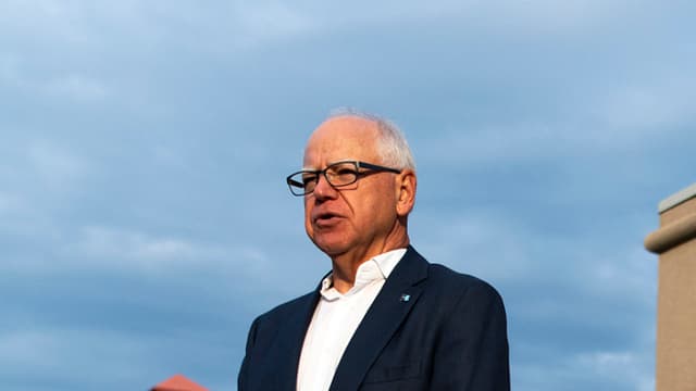 El gobernador de Minnesota, Tim Walz, retira su candidatura a la reelección