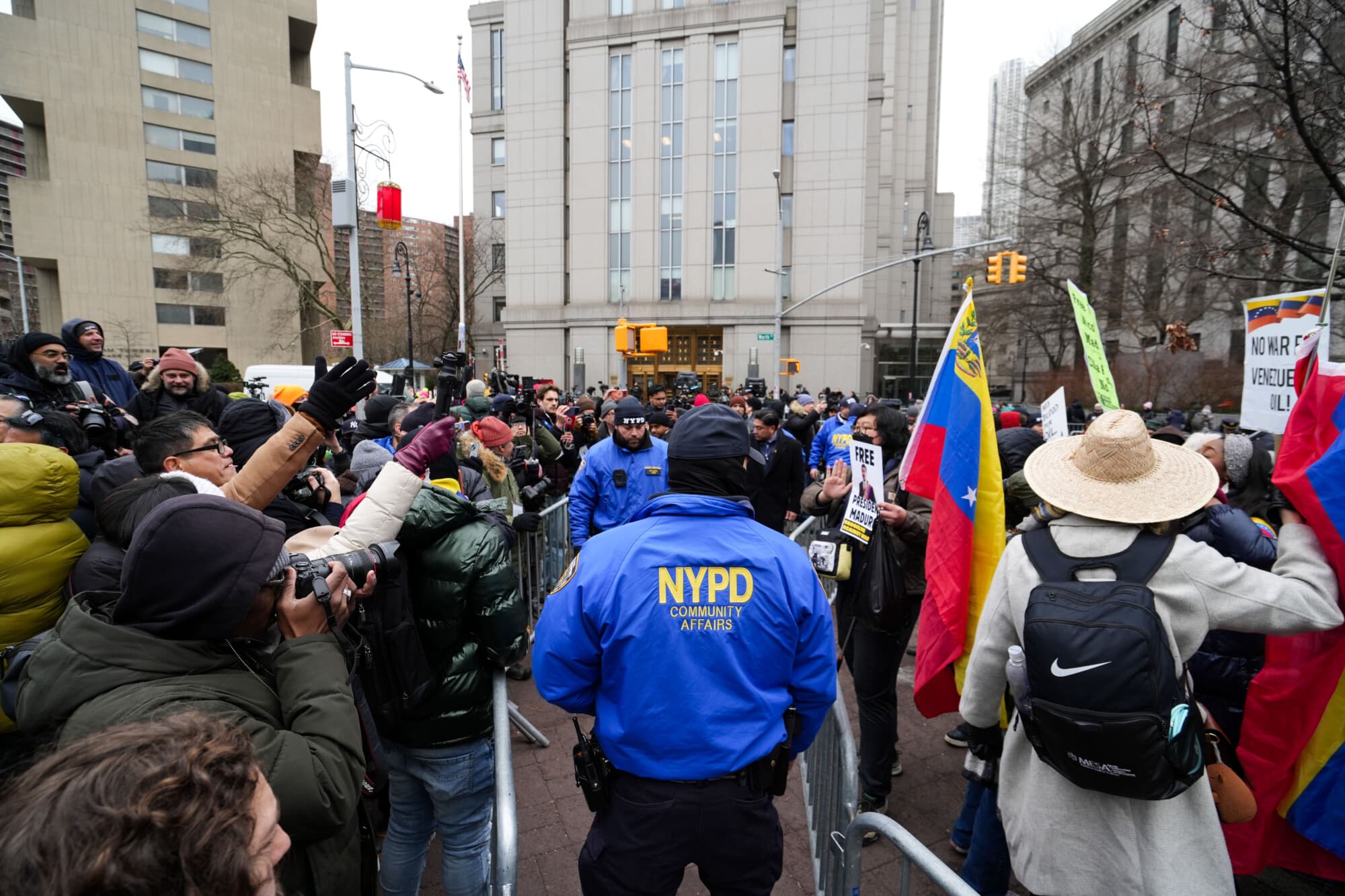 Manifestantes y contramanifestantes se reúnen frente a la Corte Federal de Distrito en el Bajo Manhattan, donde se espera que el líder venezolano Nicolás Maduro comparezca ante un juez federal en la ciudad de Nueva York, el 5 de enero de 2026. (Samira Bouaou/The Epoch Times)