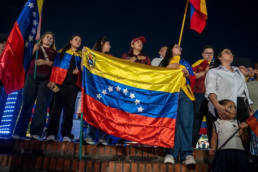 Ciudadanos venezolanos cantan durante una manifestación en la frontera entre Colombia y Venezuela tras la confirmación de la captura de Nicolás Maduro esta madrugada en Caracas, el 3 de enero de 2026 en Cúcuta, Colombia. (Jair F. Coll/Getty Images)