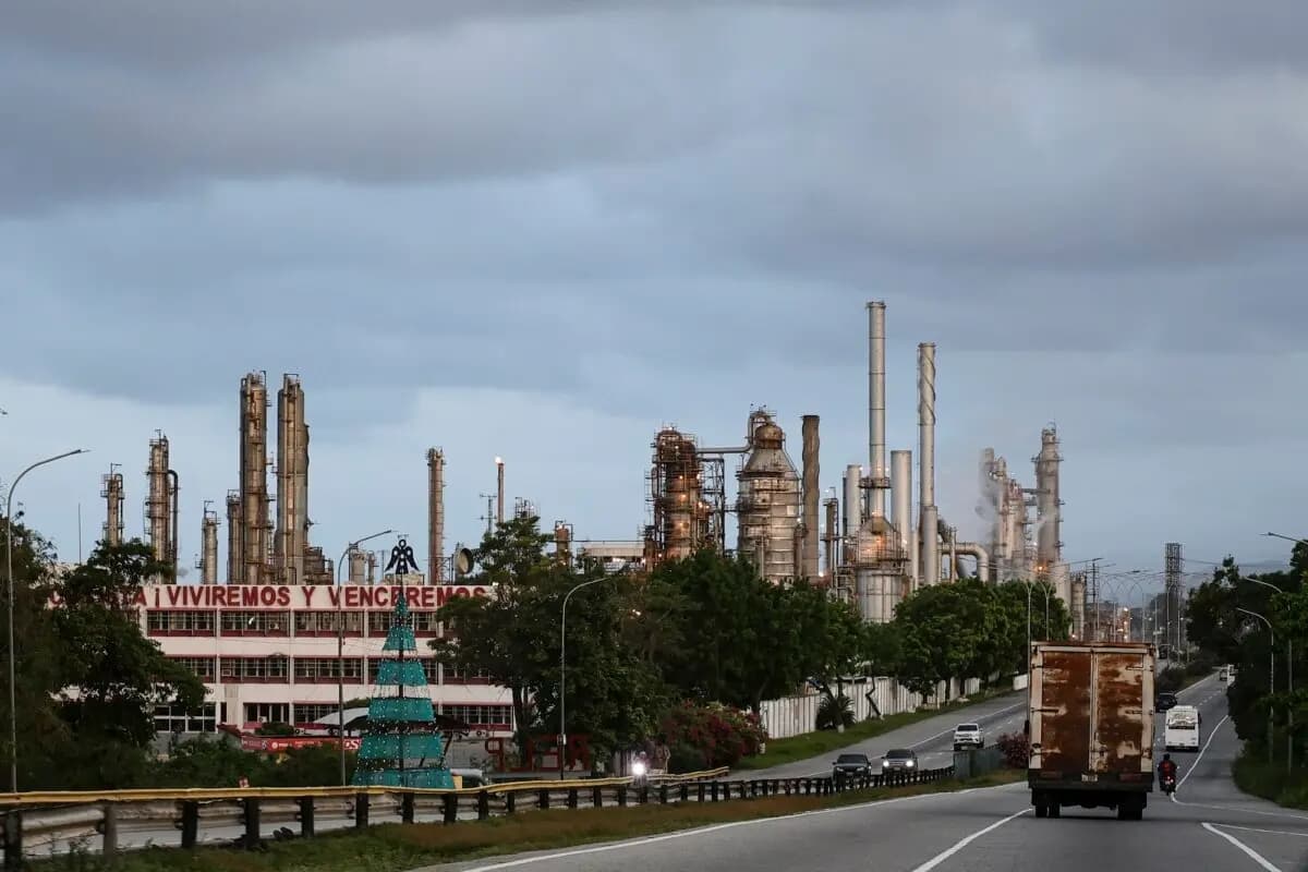 Los conductores pasan por la refinería El Palito, en las afueras de Puerto Cabello, Venezuela, el 18 de diciembre de 2025. (Jesús Vargas/Getty Images)
