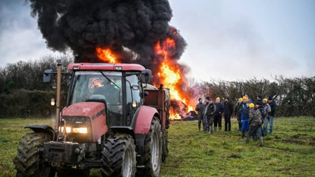 Día en fotos: agricultores bloquean vías, juicio a Maduro y boda masiva en India