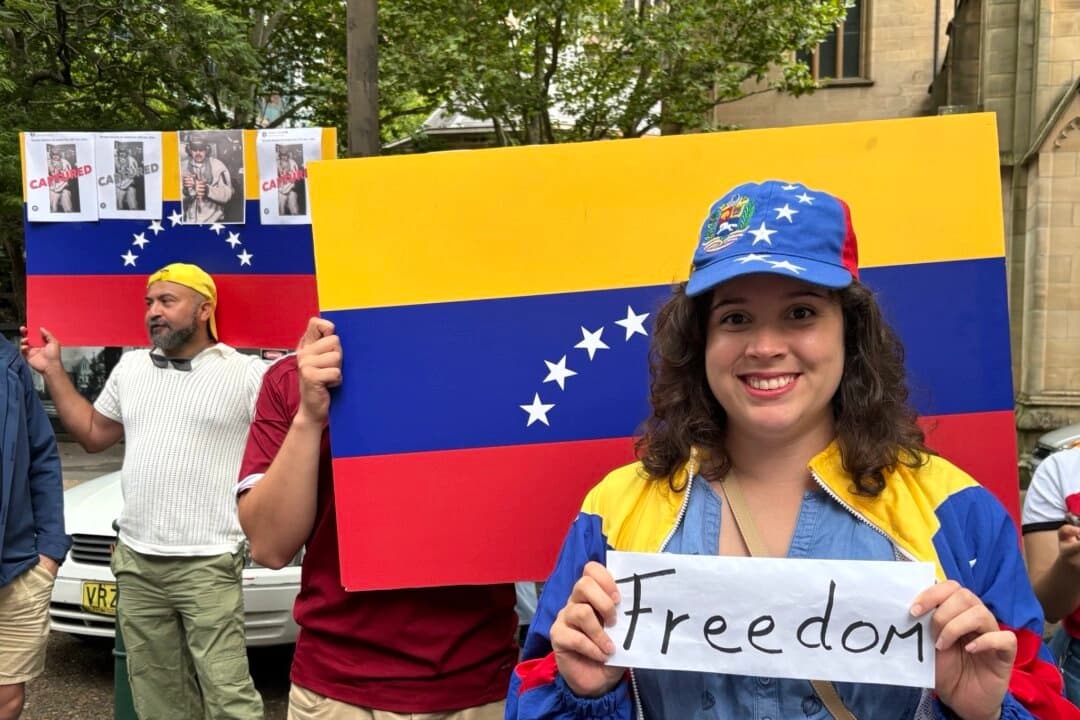 La venezolana Ginette Villasmil sostiene un cartel sobre la libertad en una celebración en el centro de Sídney, Australia, el 4 de enero de 2026. (Hailey Do/The Epoch Times)