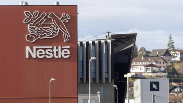 El logotipo del gigante alimenticio Nestlé en un edificio en Orbe, Suiza, el 9 de febrero de 2024. (Denis Balibouse/Reuters)