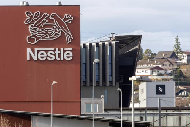 El logotipo del gigante alimenticio Nestlé en un edificio en Orbe, Suiza, el 9 de febrero de 2024. (Denis Balibouse/Reuters)