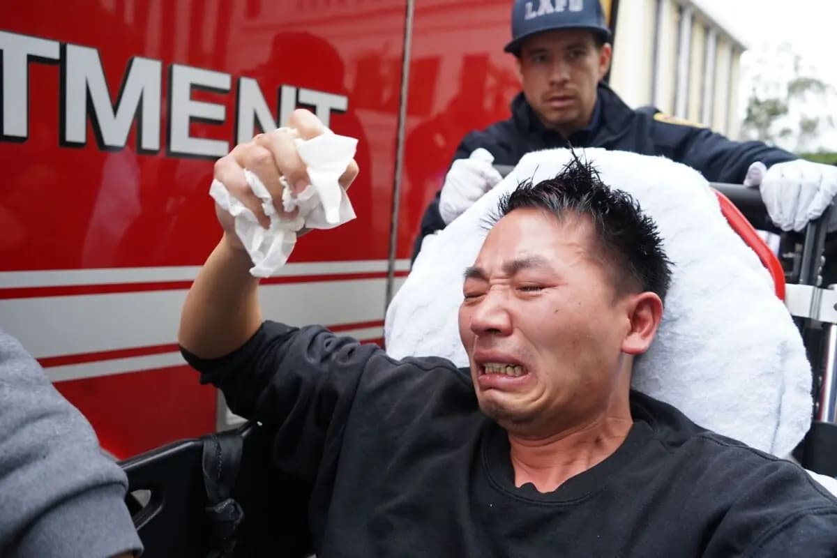 El activista chino Fu Chaoqun, una de las ocho personas a las que un guardia de seguridad roció con gas pimienta frente al consulado chino en Los Ángeles el 4 de enero de 2026. (Cortesía de la Alianza Internacional del Partido Democrático Chino).