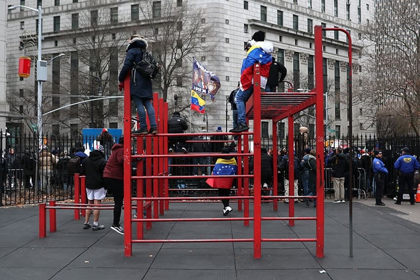La gente se reúne frente a la Corte Federal Daniel Patrick Moynihan antes de la comparecencia del presidente de Venezuela, Nicolás Maduro, y la primera dama, Cilia Flores, el 5 de enero de 2026 en la ciudad de Nueva York. (Michael M. Santiago/Getty Images)