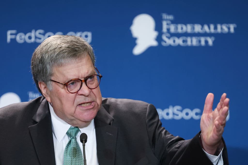 El ex fiscal general de Estados Unidos, William Barr, habla en una reunión de la Sociedad Federalista el 20 de septiembre de 2022 en Washington, D.C. (Foto de Win McNamee/Getty Images)