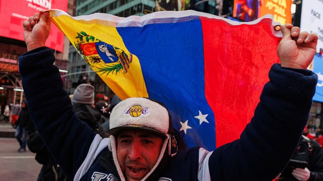 Venezolanos en NYC celebran la destitución de Maduro mientras comparece ante una Corte