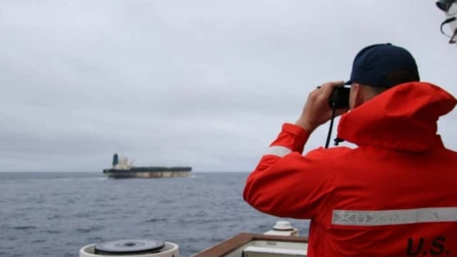 Una foto sin fecha subida por el Mando Europeo de Estados Unidos el 7 de enero de 2026 muestra a un oficial de la Guardia Costera de Estados Unidos inspeccionando un barco. (Mando Europeo de Estados Unidos a través de The Epoch Times)
