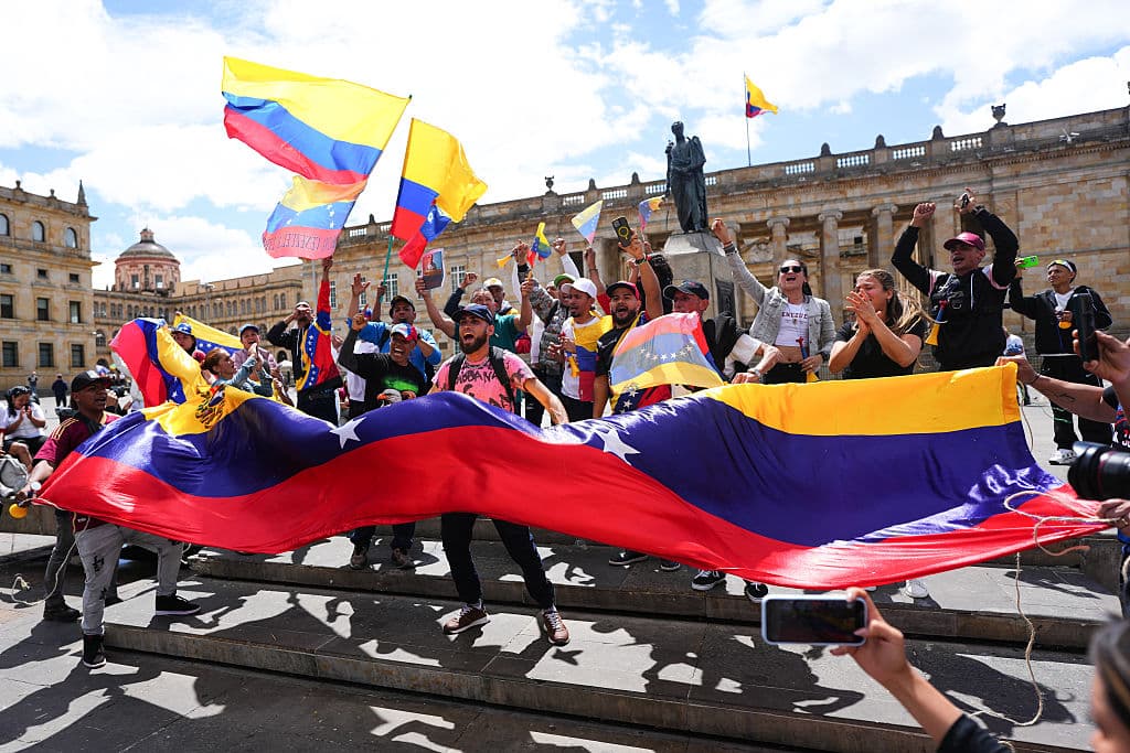 Venezolanos en Colombia celebran tras la captura de Nicolás Maduro en Caracas el 3 de enero de 2026. El presidente Donald Trump anunció que Nicolás Maduro y su esposa, Cilia Flores, fueron capturados en la madrugada en Caracas tras un operativo militar liderado por la Fuerza Delta, la unidad de élite de misiones especiales del ejército estadounidense. (Foto de Andres Rot/Getty Images)