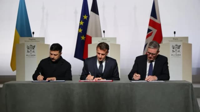 El presidente ucraniano, Volodímir Zelenski, el presidente francés, Emmanuel Macron, y el primer ministro británico, Keir Starmer, firman una declaración sobre el despliegue de una fuerza posterior al alto el fuego en Ucrania, en el Palacio del Elíseo en París el 6 de enero de 2026. (Ludovic Marin, foto de Pool vía AP)