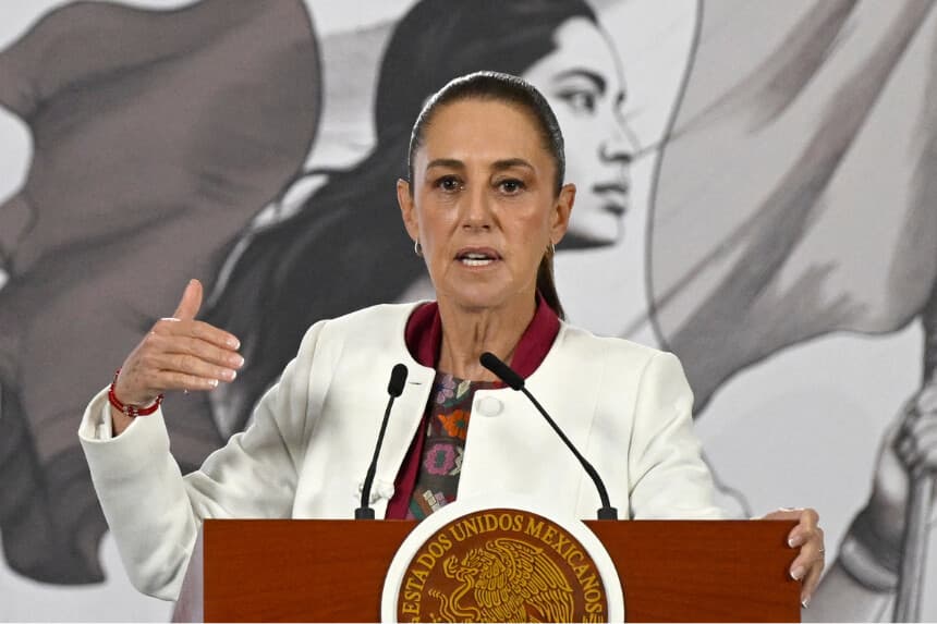 La presidenta de México, Claudia Sheinbaum, habla durante su rueda de prensa matutina diaria tras los ataques estadounidenses contra Venezuela, en el Palacio Nacional de Ciudad de México, el 5 de enero de 2026. (Alfredo ESTRELLA / AFP a través de Getty Images)