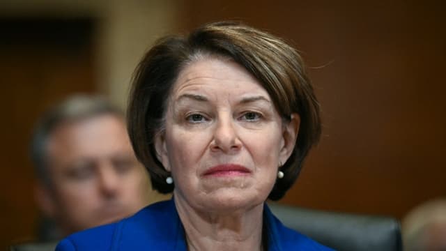 Klobuchar "considera seriamente" postularse para gobernadora de Minnesota
