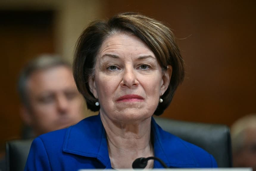 La senadora estadounidense Amy Klobuchar, demócrata por Minnesota, testifica durante una audiencia del Subcomité de Asignaciones del Senado sobre Operaciones Estatales, Extranjeras y Programas Relacionados titulada "El secuestro de niños ucranianos por parte de la Federación Rusa" en el Capitolio, en Washington, DC, el 3 de diciembre de 2025. (Jim WATSON / AFP a través de Getty Images)
