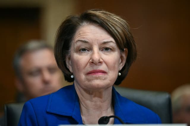 Klobuchar "considera seriamente" postularse para gobernadora de Minnesota