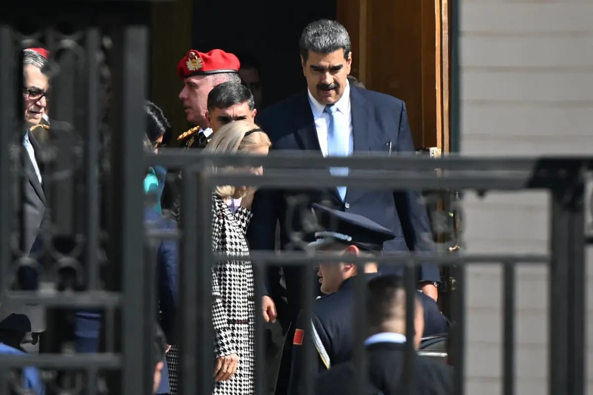 <em>El líder venezolano Nicolás Maduro (centro) sale de la embajada de su país en Beijing, China, el 14 de septiembre de 2023. (Pedro Pardo/AFP vía Getty Images)</em>