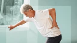 2 ejercicios sencillos para fortalecer los huesos y mejorar la osteoporosis