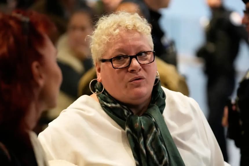 La acusada Delphine Jegousse, conocida como Amandine Roy, llega a la sala del tribunal mientras 10 personas son juzgadas por ciberacoso a Brigitte Macron tras difundir afirmaciones de que la esposa del presidente Emmanuel Macron era un hombre, en París, el 27 de octubre de 2025. (AP Photo/Michel Euler)