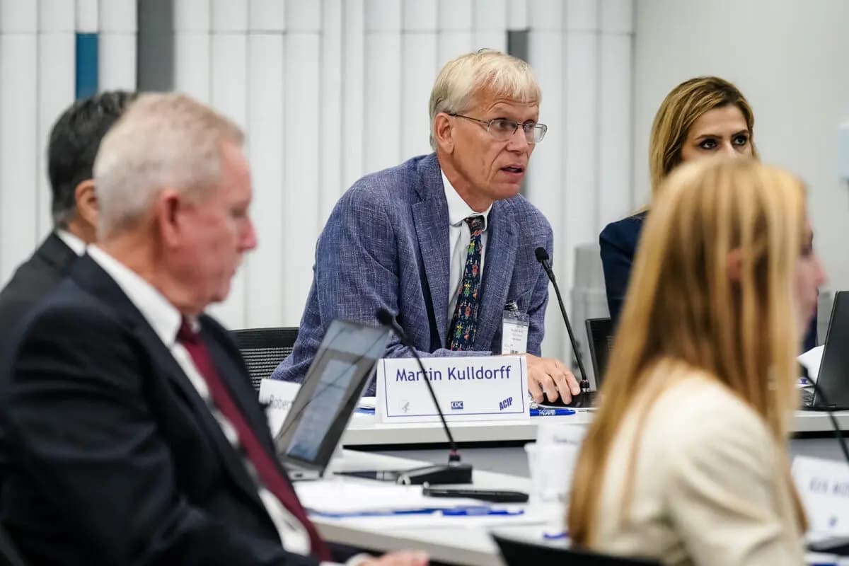 <em>Martin Kulldorff (centro) habla durante una reunión del Comité Asesor sobre Prácticas de Inmunización de los CDC en Chamblee, Georgia, el 18 de septiembre de 2025. (Elijah Nouvelage/GettyImages)</em>