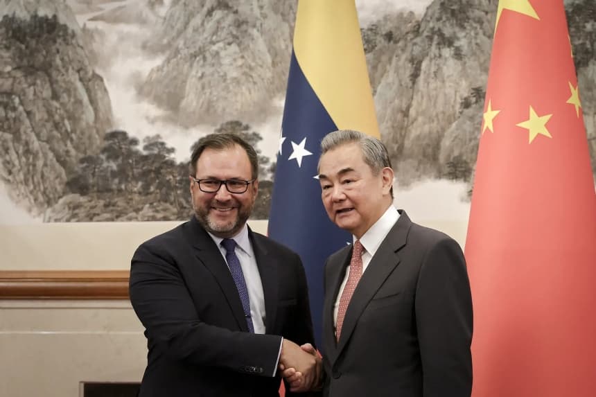 El ministro de Asuntos Exteriores chino, Wang Yi (derecha), y el ministro de Asuntos Exteriores de Venezuela, Yvan Gil, se dan la mano antes de su reunión en la Residencia Oficial de Diaoyutai, en Beijing, el 12 de mayo de 2025. (Florence Lo/POOL/AFP a través de Getty Images)