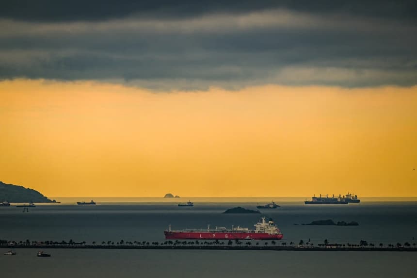 El buque cisterna de GLP con bandera de Hong Kong sale del Canal de Panamá por el lado del Pacífico, cerca de la ciudad de Panamá, el 28 de julio de 2025. CK Hutchison, con sede en Hong Kong, propietaria del 90 % de la empresa que opera el Canal de Panamá, acordó en marzo de 2025 vender sus acciones y ceder las operaciones de los dos puertos a un grupo liderado por la empresa de inversión estadounidense BlackRock. (Martin Bernetti/AFP a través de Getty Images)