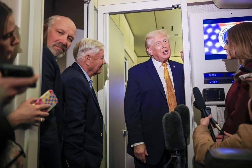 El presidente Donald Trump, el secretario de Comercio Howard Lutnick (izquierda) y el senador Lindsey Graham (R-S.C.) (centro) hablan con los medios de comunicación a bordo del Air Force One de camino a Washington, el 4 de enero de 2026. (Joe Raedle/Getty Images)