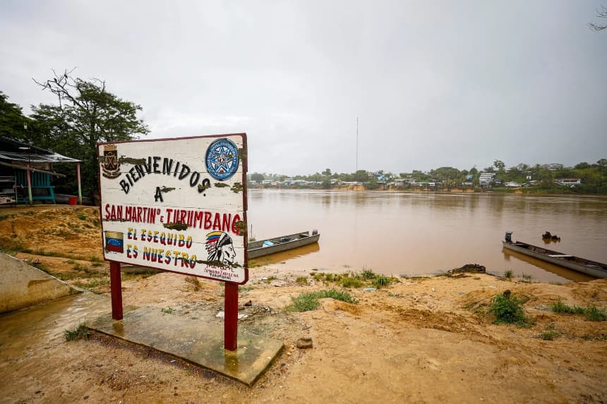 Un cartel con la leyenda "El Esequibo es nuestro" en la orilla del río Cuyuni, que separa Venezuela de la región del Esequibo, en San Martín de Turumbang, Venezuela, el 26 de mayo de 2025. Venezuela y Guyana llevan mucho tiempo envueltas en una disputa fronteriza por el territorio del Esequibo, rico en minerales, que Guyana administra pero que Venezuela sigue reclamando. (Pedro Mattey/AFP vía Getty Images)