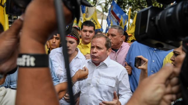 El político opositor venezolano Juan Pablo Guanipa (C) participa en una protesta contra la falta de electricidad, gasolina, agua y gas en el estado de Zulia y contra el presidente venezolano Nicolás Maduro, en Caracas, el 24 de octubre de 2019. (FEDERICO PARRA/AFP vía Getty Images)