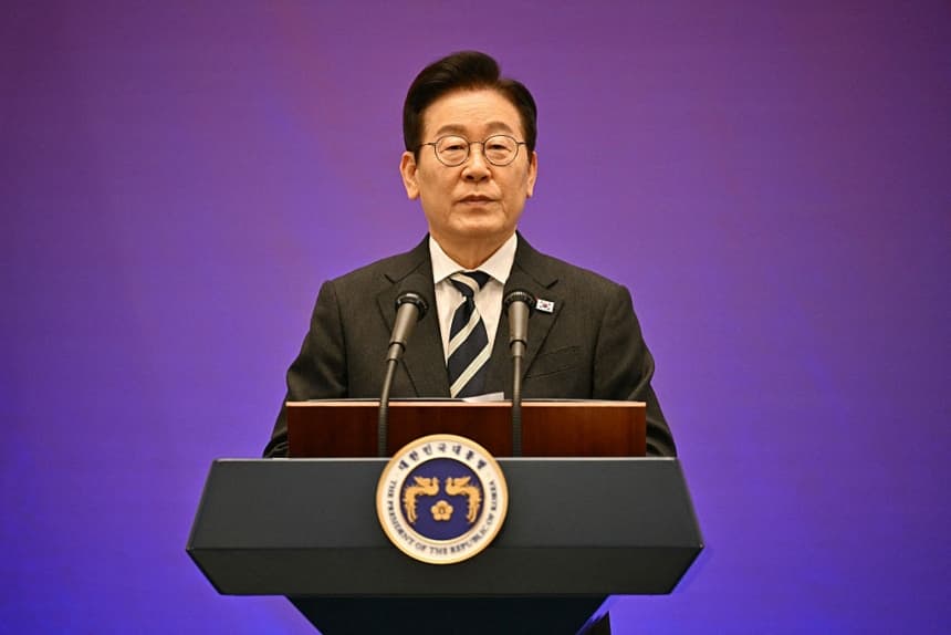 El presidente Lee Jae Myung ofrece una conferencia de prensa en la Casa Azul de Seúl el 3 de diciembre de 2025, coincidiendo con el primer aniversario de la declaración de la ley marcial por el derrocado presidente Yoon Suk Yeol. (ANTHONY WALLACE/AFP vía Getty Images)