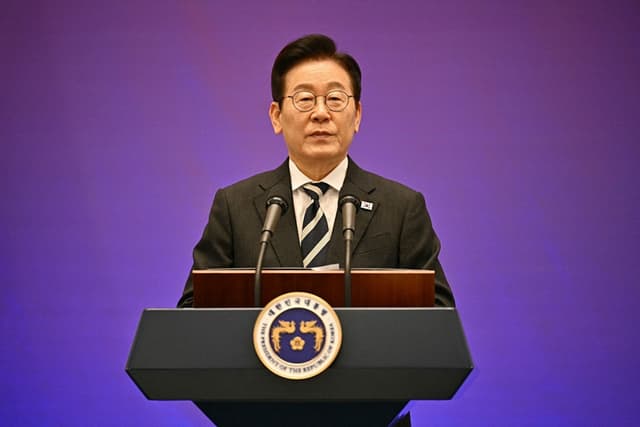 El presidente Lee Jae Myung ofrece una conferencia de prensa en la Casa Azul de Seúl el 3 de diciembre de 2025, coincidiendo con el primer aniversario de la declaración de la ley marcial por el derrocado presidente Yoon Suk Yeol. (ANTHONY WALLACE/AFP vía Getty Images)