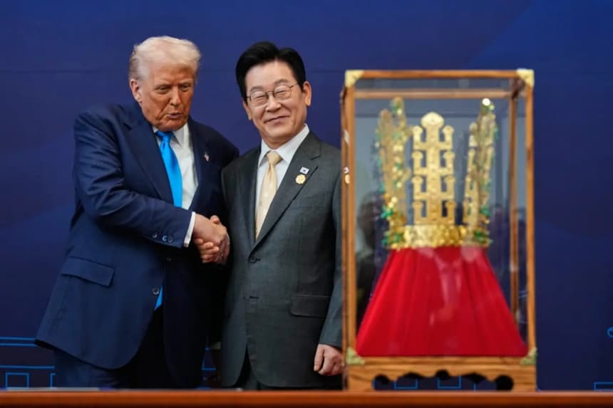 El presidente Donald Trump estrecha la mano del presidente surcoreano Lee Jae Myung mientras recibe un regalo de una corona de oro y una condecoración de la Gran Orden de Mugunghwa, no visible, durante una ceremonia de alto honor en el Museo Nacional de Gyeongju, en Gyeongju, Corea del Sur, el 29 de octubre de 2025. (AP/Mark Schiefelbein)
