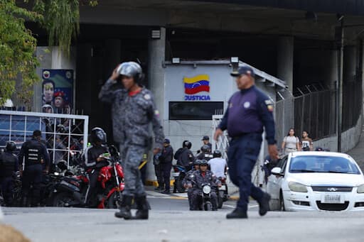 Agentes de policía frente al Helicoide antes de la liberación de presos políticos el 8 de enero de 2026 en Caracas, Venezuela. (Jesús Vargas/Getty Images)
