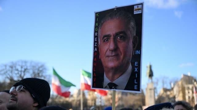 Un manifestante sostiene una pancarta del líder de la oposición iraní e hijo del último Sha de Irán, Reza Pahlavi, durante una manifestación contra la represión del régimen iraní a las protestas en el centro de París, el 4 de enero de 2026. (Blanca CRUZ/AFP vía Getty Images)