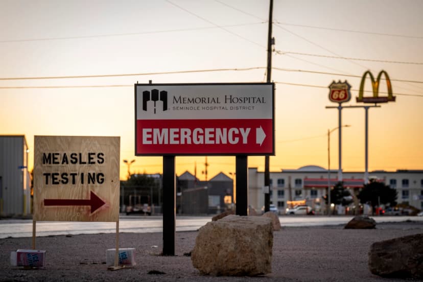 Un cartel sobre las pruebas de sarampión en Seminole, Texas, en una fotografía de archivo del 27 de febrero de 2025. (Jan Sonnenmair/Getty Images)