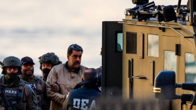 El presidente venezolano Nicolás Maduro, tras su captura, llega al helipuerto del centro de Manhattan, de camino al juzgado federal Daniel Patrick Manhattan, donde comparecerá por primera vez para enfrentarse a cargos federales estadounidenses, entre los que se incluyen narcoterrorismo, conspiración, tráfico de drogas, lavado de dinero y otros, en la ciudad de Nueva York, el 5 de enero de 2026. (Eduardo Muñoz/Reuters)
