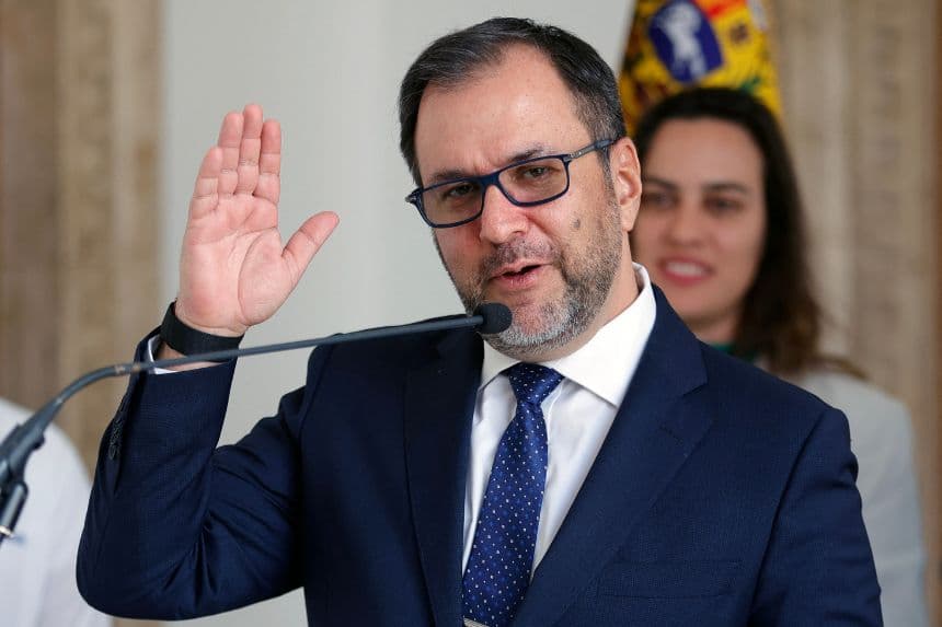 El ministro de Relaciones Exteriores de Venezuela, Yvan Gil, habla durante una rueda de prensa en Caracas el 22 de diciembre de 2025. (AFP vía Getty Images)