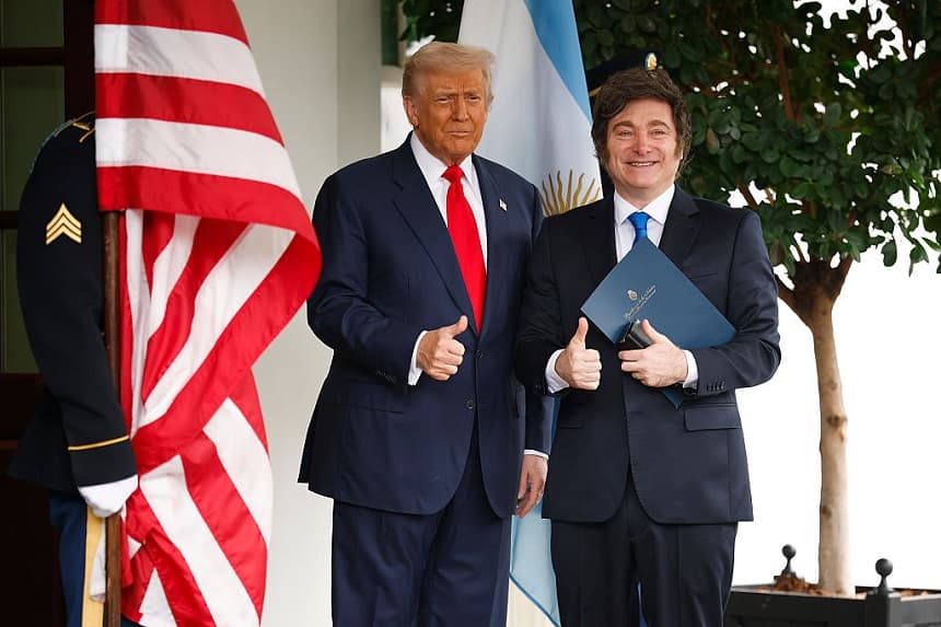 El presidente de los Estados Unidos, Donald Trump (izquierda), saluda al presidente de Argentina, Javier Milei, a su llegada al ala oeste de la Casa Blanca el 14 de octubre de 2025 en Washington, DC. (Kevin Dietsch/Getty Images)