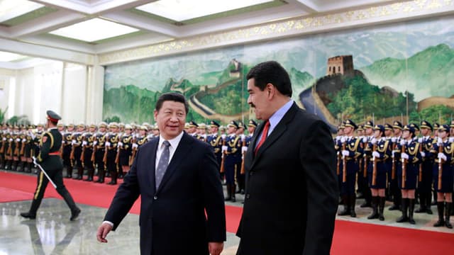 El presidente de Venezuela, Nicolás Maduro (derecha), camina junto al presidente chino, Xi Jinping (izquierda), mientras pasan revista a la guardia de honor durante una ceremonia de bienvenida en el Gran Salón del Pueblo el 7 de enero de 2015 en Beijimg, China. (Foto de Andy Wong-Pool/Getty Images)