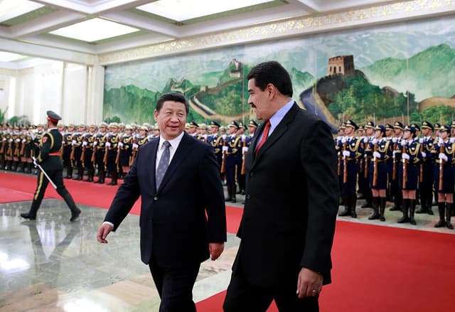 El presidente de Venezuela, Nicolás Maduro (derecha), camina junto al presidente chino, Xi Jinping (izquierda), mientras pasan revista a la guardia de honor durante una ceremonia de bienvenida en el Gran Salón del Pueblo el 7 de enero de 2015 en Beijimg, China. (Foto de Andy Wong-Pool/Getty Images)