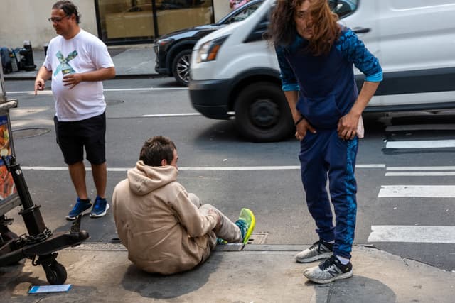 Varias personas, muchas de ellas con problemas de dependencia de las drogas, se reúnen cerca de la terminal de autobuses Port Authority el 17 de junio de 2024 en la ciudad de Nueva York. (Foto de Spencer Platt/Getty Images)