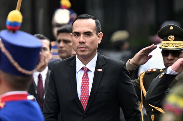 El presidente de Perú, José Jeri (C), pasa revista a la guardia de honor a su llegada al Monumento a la Independencia de la Plaza Grande de Quito, el 12 de diciembre de 2025. (Rodrigo BUENDIA / AFP vía Getty Images)
