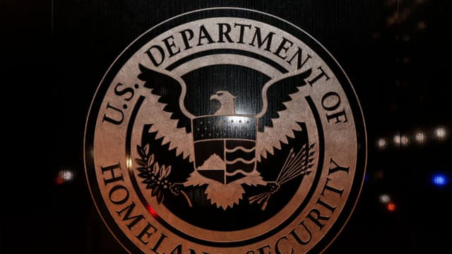 La administración Trump demanda por $941,000 a mujer que se le ordenó autodeportarse pero no se fue