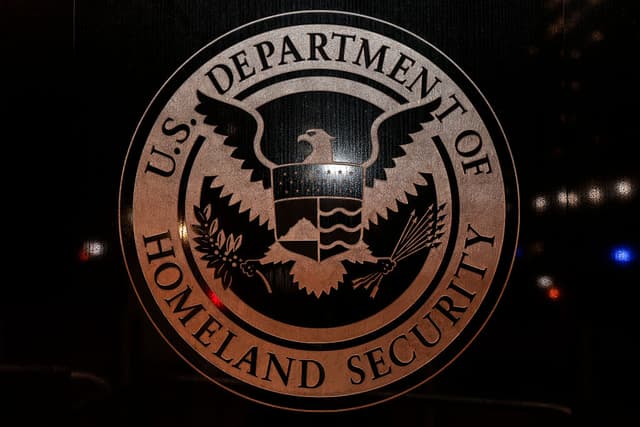 El emblema del Departamento de Seguridad Nacional de los Estados Unidos en el edificio del Servicio de Inmigración y Control de Aduanas de los Estados Unidos, tal y como se veía el 7 de enero de 2026 en Washington, D.C. (Foto de Heather Diehl/Getty Images)