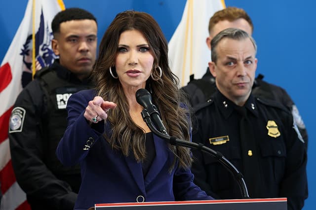 La secretaria de Seguridad Nacional de EE. UU., Kristi Noem, responde preguntas durante una conferencia de prensa en el One World Trade Center el 8 de enero de 2026 en la ciudad de Nueva York (Foto de Michael M. Santiago/Getty Images)