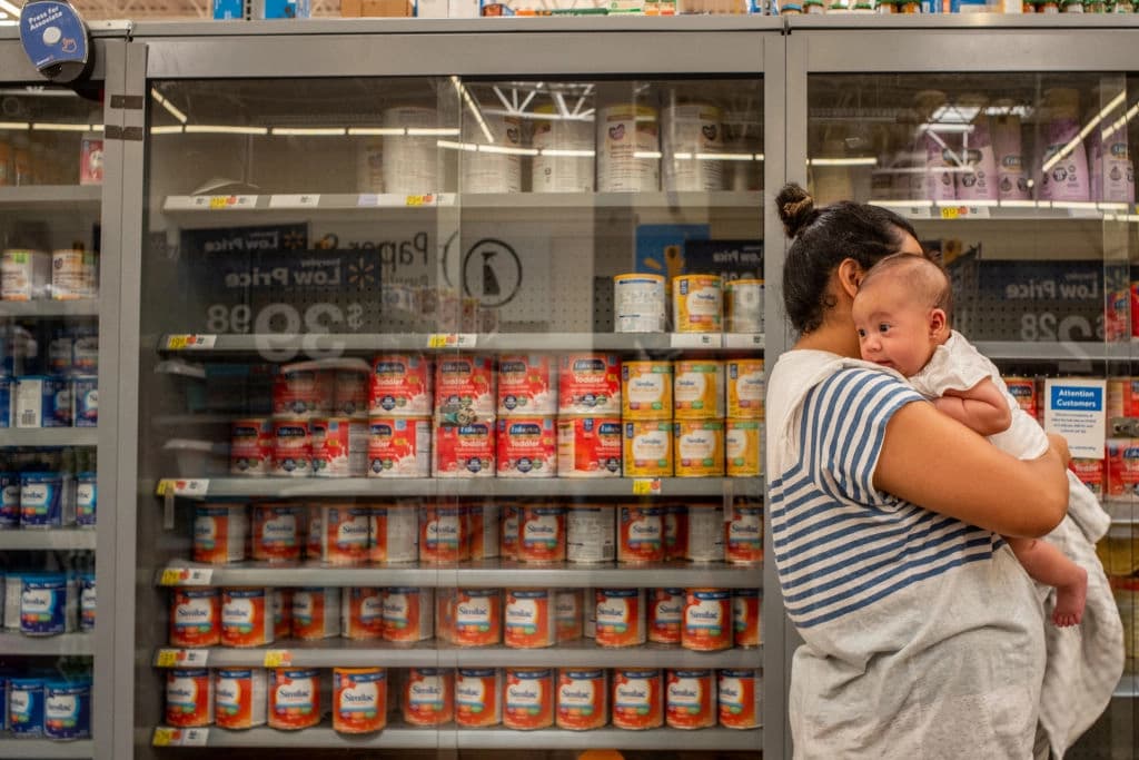 Una familia espera recibir fórmula para bebés en un Walmart Supercenter en Houston, Texas, el 8 de julio de 2022. (Foto de Brandon Bell/Getty Images).