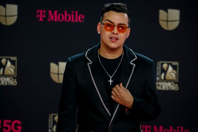 El cantante colombiano Yeison Jiménez llega a la 34ª edición de "Premio Lo Nuestro" de Univision en el FTX Arena de Miami, Florida, el 24 de febrero de 2022. (Foto de EVA MARIE UZCATEGUI/AFP vía Getty Images)